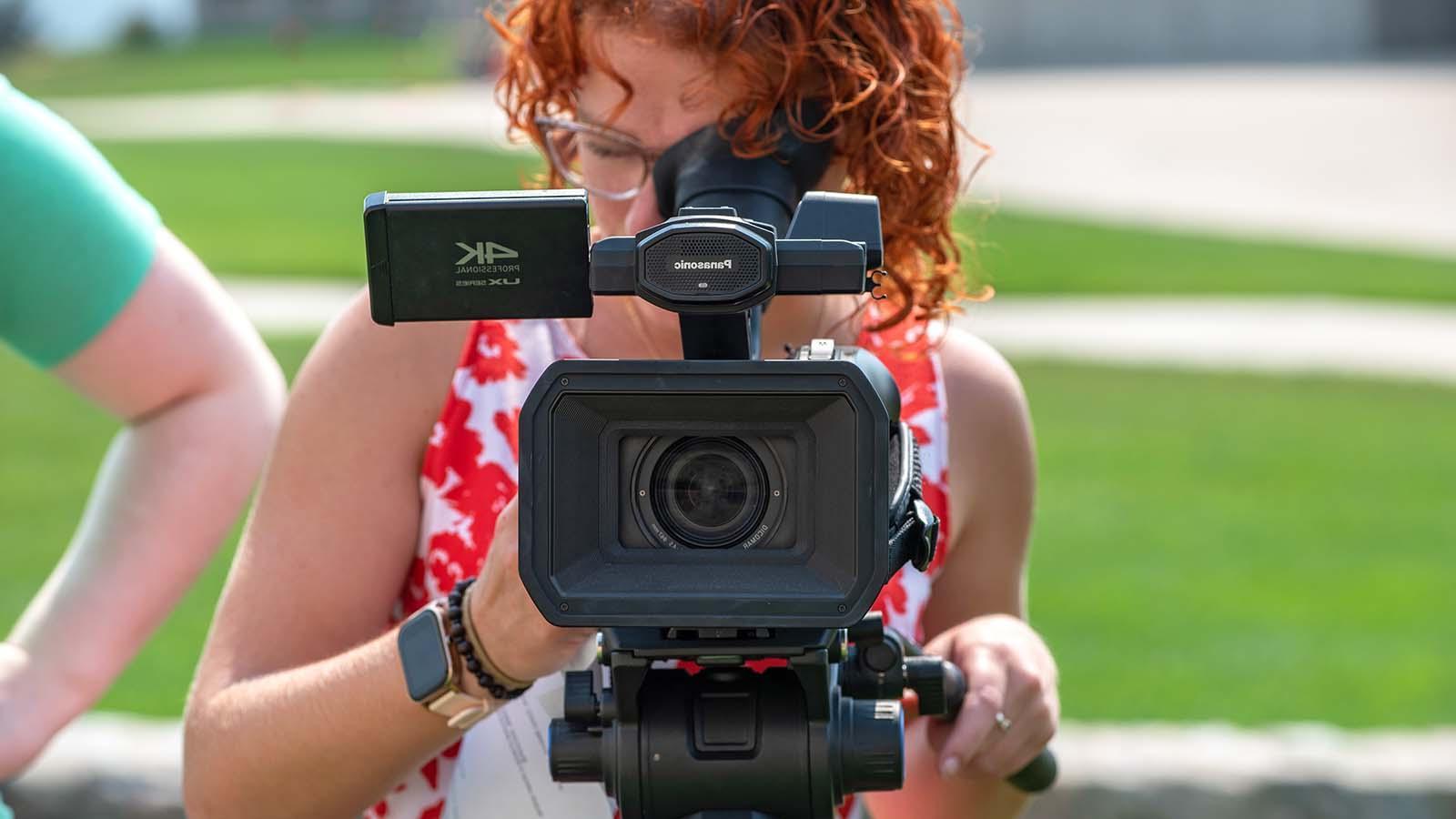 视频制作学生学习使用4k相机